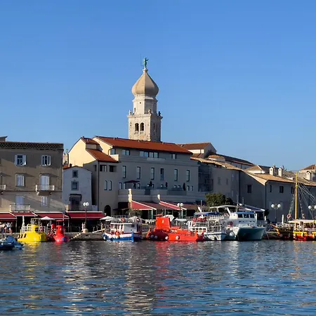 In A Catamaran بوتيل *