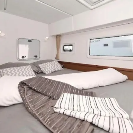 In A Catamaran 풀라